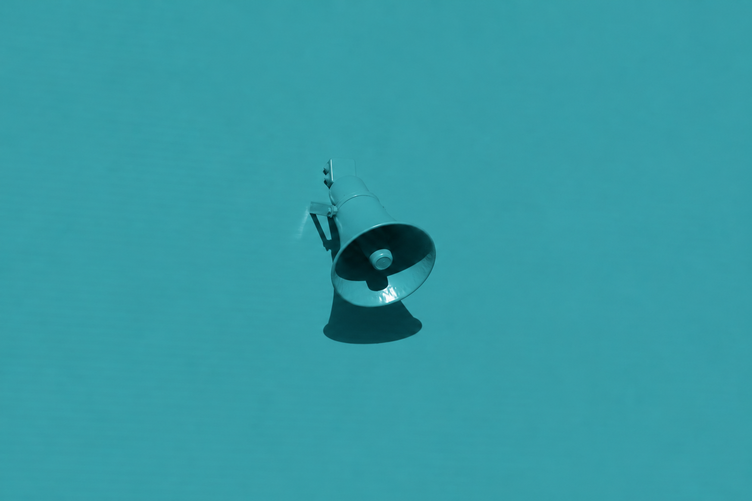 Megaphone auf Türkis — Sinnbild für klare Arbeitgeberkommunikation und Employer Branding